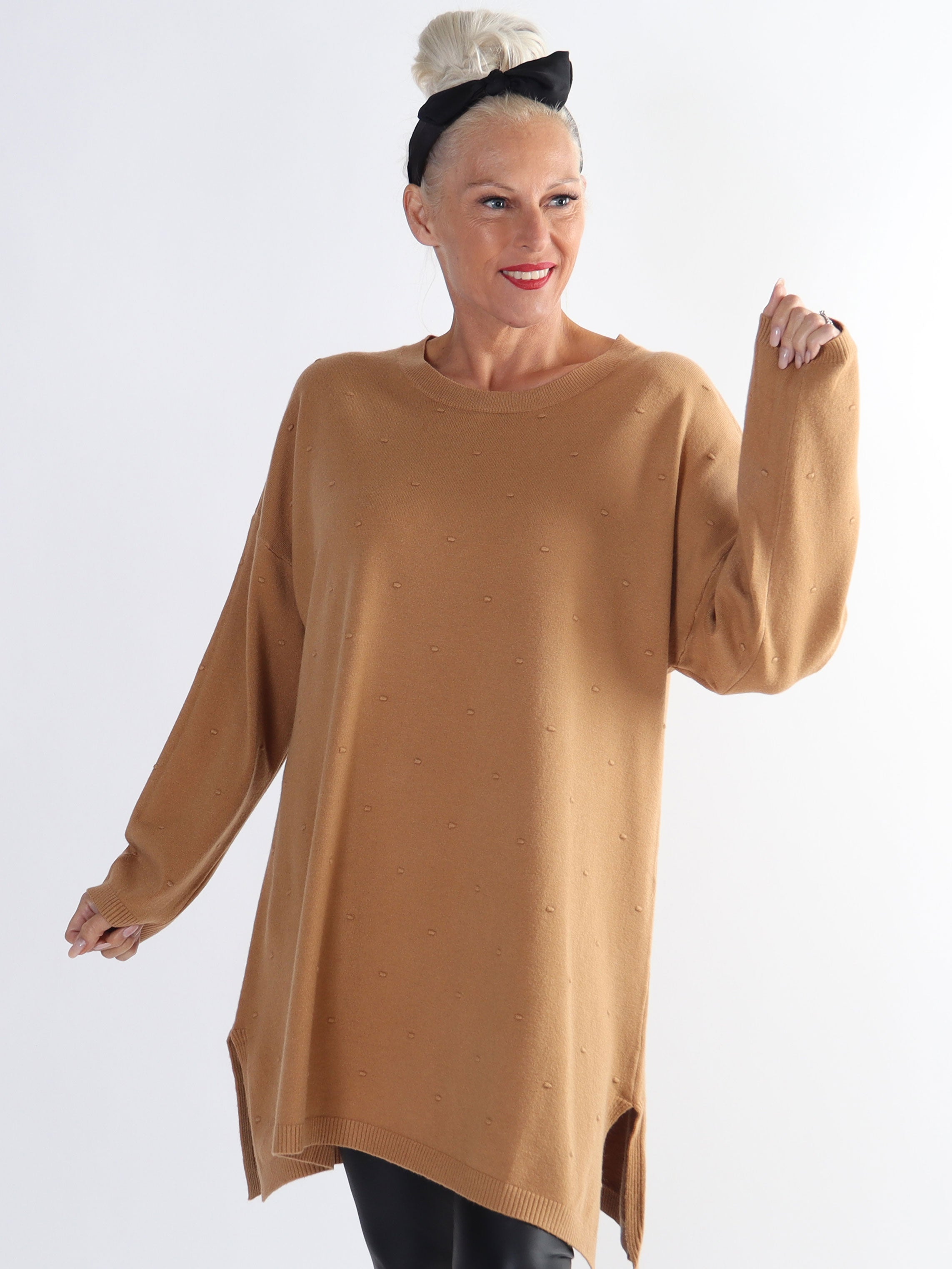 Zina - Plus size tröja med prickiga detaljer i tyget